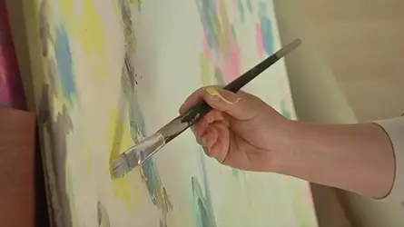 Künstlerin aness im Interview mit dem RBB über ihre abstrakte Kunst